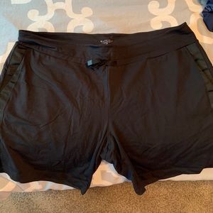 Athleta Metro Grosgrain Women’s Shorts - Black 2X
